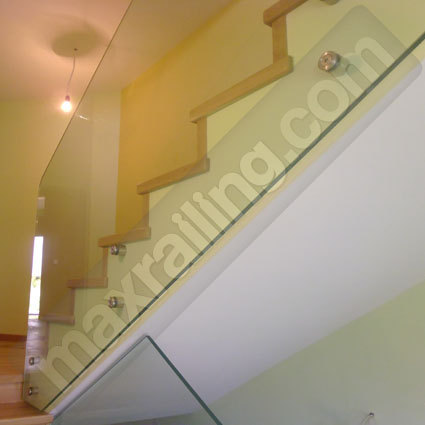 Стъклен парапет